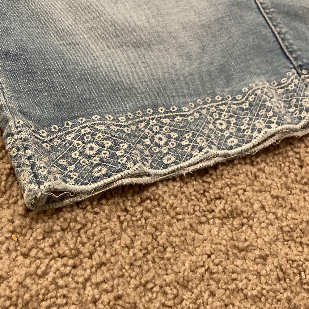 Westport Medium Wash Denim Skirt with Embroidery Scallop Hem Size 10 - Picture 4 of 6